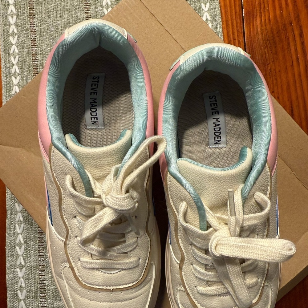 Steve Madden Women’s LNWB Pastel and White Casual Fashion Sneakers - Size 11 - Picture 2 of 7
